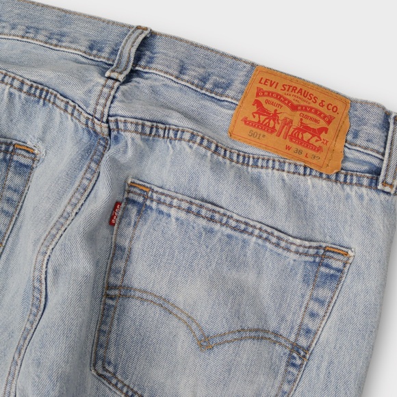Levi’s Men’s 501 Jeans Size 36x31 Light‎ Wash Regular Fit Straight Leg - Picture 3 of 6